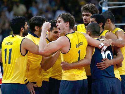 Brasileiros comemoram triunfo sobre a Itália na Arena do Vôlei em Londres -