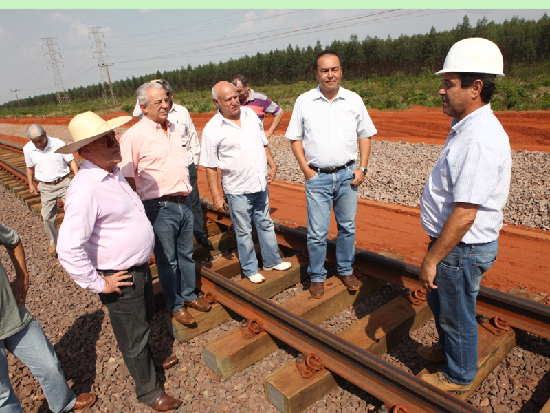 Autoridades visitaram a obra do contorno ferroviário na tarde de ontem - Elias Dias/JP