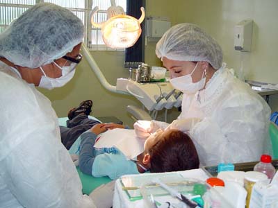 No caso de necessidade de ?tratamento dentário, existe também o tratamento feito por profissionais especializados, -