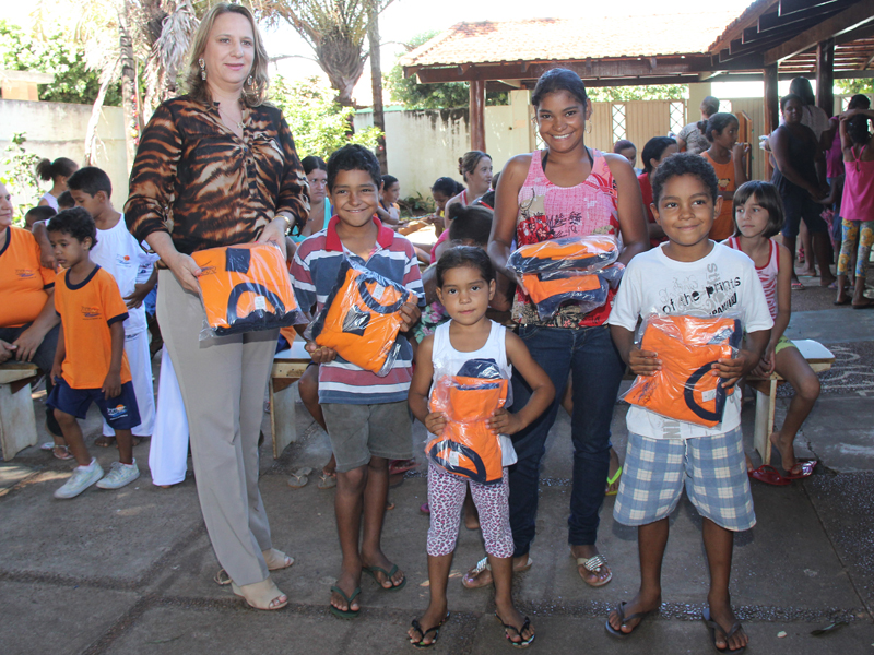 Secretária de Assistência Social, Lucilene Tábuas Carrasco, distribuiu 350 conjuntos de uniforme - Departamento de Comunicação