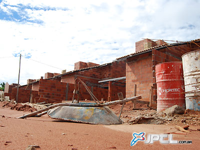 Unidades habitacionais que estão sendo construídas nos bairros Santa Rita e São Carlos estão com obras paralisadas -