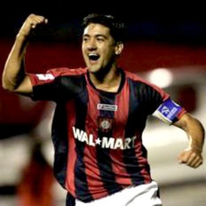 Lateral argentino comemora com a camisa do San Lorenzo -