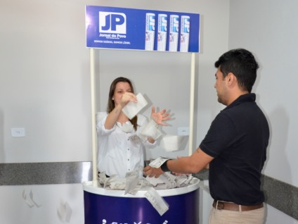 A Gerente Comercial do Grupo RCN de Comunicação, Flávia Rufato, com um dos cupons sorteados - Laila Rebecca