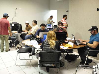 Mesmo com a redação improvisada, a edição impressa do Jornal do Povo saiu normalmente nesta quarta-feira -