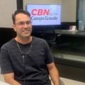 Higor Tosta no estúdio da rádio CBN-CG