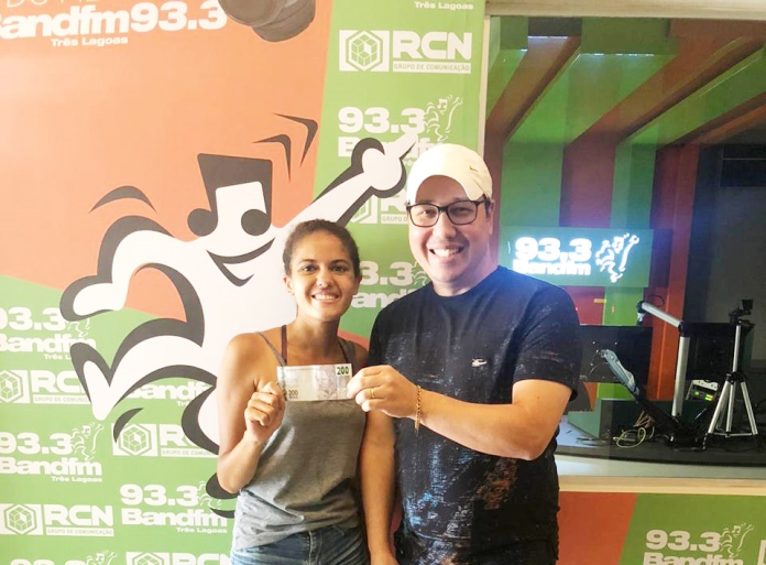 Yasmin dos Santos foi a primeira a levar o R$200ão; a sortuda foi premiada pela Band FM - Band FM