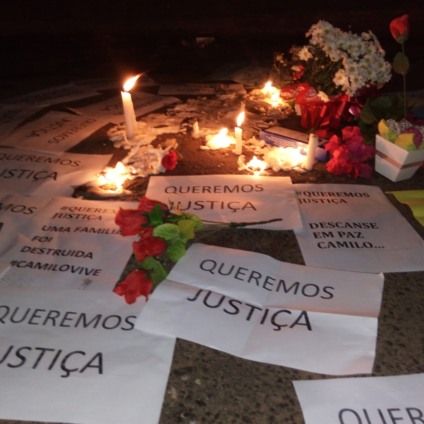 Cartazes com pedidos de justiça, ao lado de velas, na manifestação - Valdecir Cremon