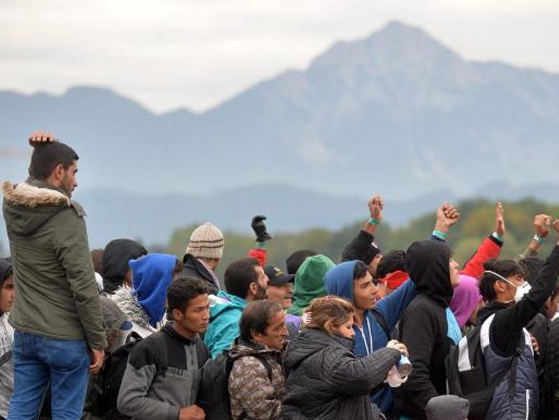 Refugiados esperam para atravessar a fronteira a partir de Salzburgo na Áustria para Freilassing na Alemanha - Divulgação