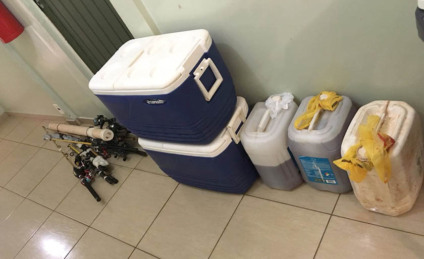 Combustível estava escondido sob papelão, divido em três galões - Divulgação/Assessoria Combustível estava escondido sob papelão, divido em três galões - Divulgação/Assessoria