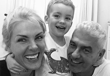 Ana Hickmann posa sorridente ao lado do filho e marido Ana Hickmann posa sorridente ao lado do filho e marido