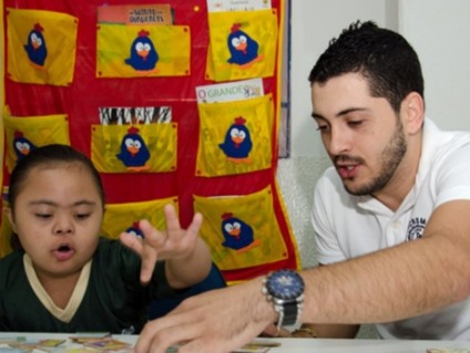 Esta parcela de alunos recebe também o auxílio de monitores dentro das salas de aula e acompanhamento complementar - Divulgação/Secom