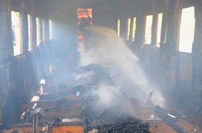 Oficial do corpo de bombeiros combate as chamas dentro do vagão - Oficial do corpo de bombeiros combate as chamas dentro do vagão -