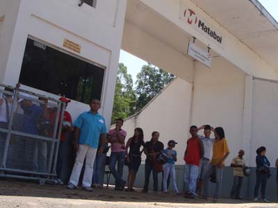 Ontem um grupo reclamava salários atrasados, hoje de manhã haverá protesto pelo pagamento de salários e demais verbas rescisória -