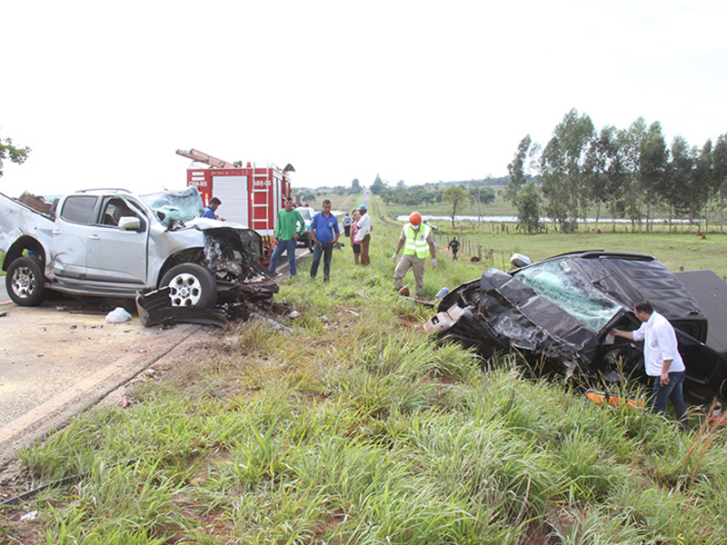 Acidente envolveu duas caminhonetes S-10, um Ford Fiesta e uma carreta bitrem - Jovem Sul News