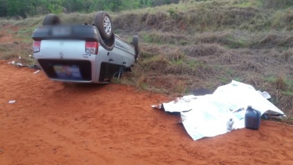 Idoso morre após capotar carro em estrada de acesso ao distrito de Garcias - Divulgação/Corpo de Bombeiros