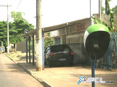 Calçada da movimentada avenida Filinto Müller, nas imediações do Jatobá, é usada como garagem -
