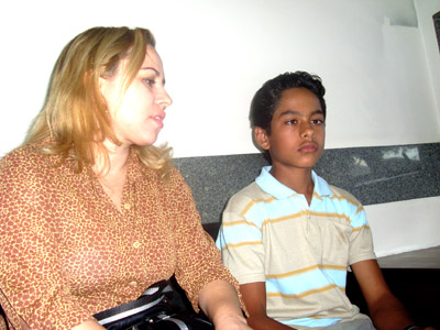 A professora Verônica Marques Ferreira e o aluno Leonardo - A professora Verônica Marques Ferreira e o aluno Leonardo -