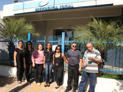 Vestidos de preto, servidores suspenderam atendimento nesta quinta - Elias Dias/JP