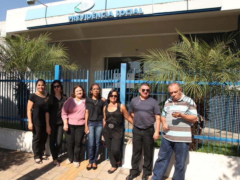 Vestidos de preto, servidores suspenderam atendimento nesta quinta - Elias Dias/JP