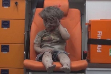Omran Daqneesh, de 5 anos, logo após ser resgatado de um bombardeio em Aleppo, na Síria - Divulgação/Aleppo Media Center/Lusa