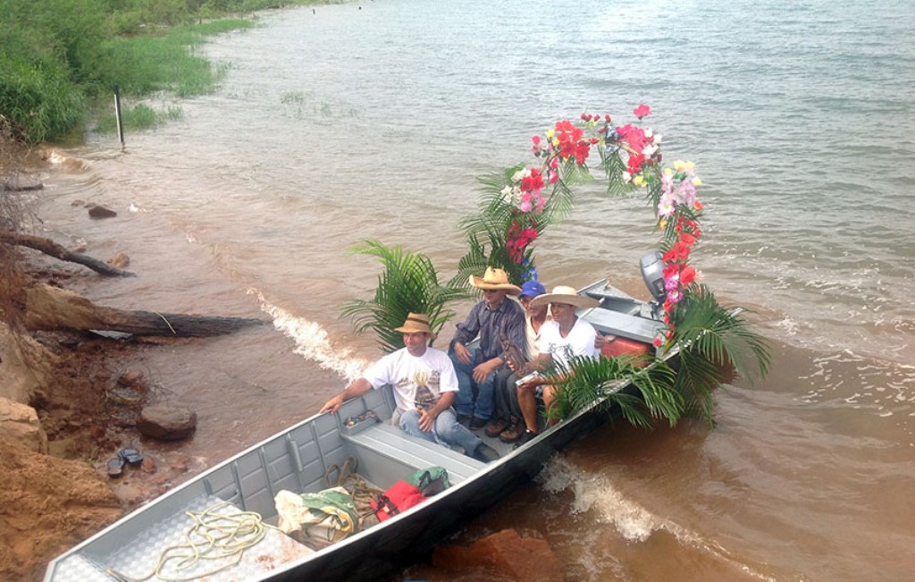 Encenação da chegada dos pescadores com a imagem de N.S Aparecida, no rio Paranaíba - Arquivo Padre Ceci