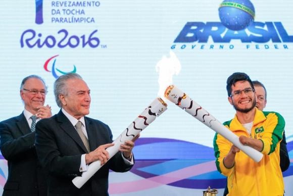 Michel Temer e o velocista Yohansson Nascimento acendem a tocha paralímpica no Palácio do Planalto - Beto Barata/Presidência da República