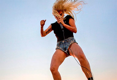 Lady Gaga surge 'rockeira' no videoclipe de Perfect Illusion