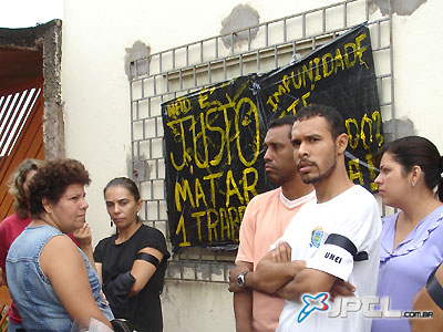 Servidores permaneceram na porta da unidade, porém ninguém entrou para assumir seus postos -