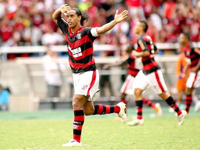 O tento decisivo foi marcado por Ronaldinho, cobrando falta com perfeição - O tento decisivo foi marcado por Ronaldinho, cobrando falta com perfeição -