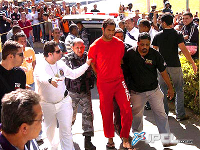 Algemado, Bruno chega ao Departamento de Investigações da Polícia de Belo Horizonte -