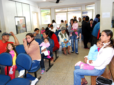 População aguarda atendimento na UBS do bairro São Carlos -