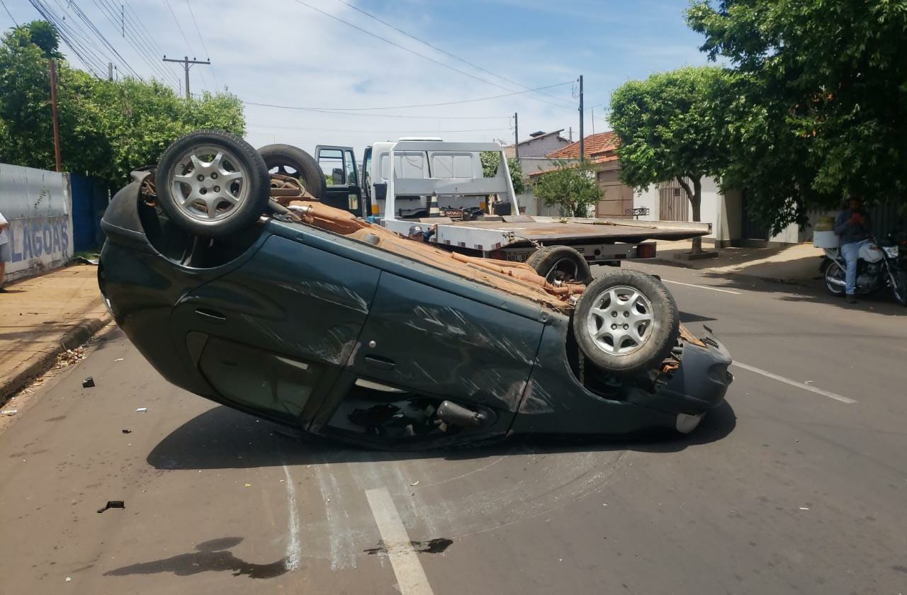 Motorista tomba carro e foge largando veículo para trás - Alfredo Neto/JPnews