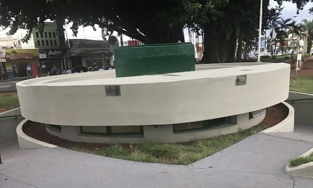 Equipe da Secrataria de Obras finaliza reforma dos banheiros da praça central - Foto / Asessoria / Prefeitura Municipal