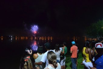 Pessoas observam a queima de fogos na Lagoa Maior - Divulgação/Secom