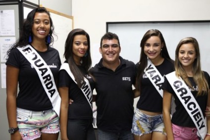 Algumas das candidatas com o colunista Cláudio Pereira -