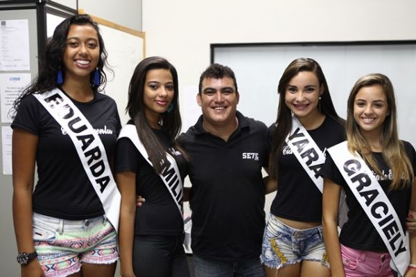 Algumas das candidatas com o colunista Cláudio Pereira -