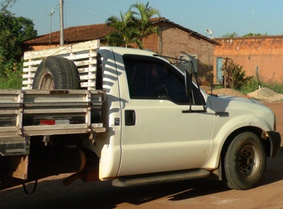 O vidro da frente do veículo estava quebrado - O vidro da frente do veículo estava quebrado -