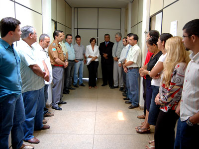 A Diretora do Departamento do Interior da Coordenadoria Geral de Perícias, Maria Edna Tomassini Pleltin apresenta os novos profissionais da Perícia para autoridades locais -