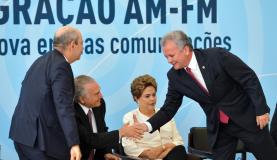 Luiz Claudio Costa, da Abratel; o vice-presidente Michel Temer; Dilma e o ministro das Comunicações, André Figueiredo - José Cruz/Agência Brasil