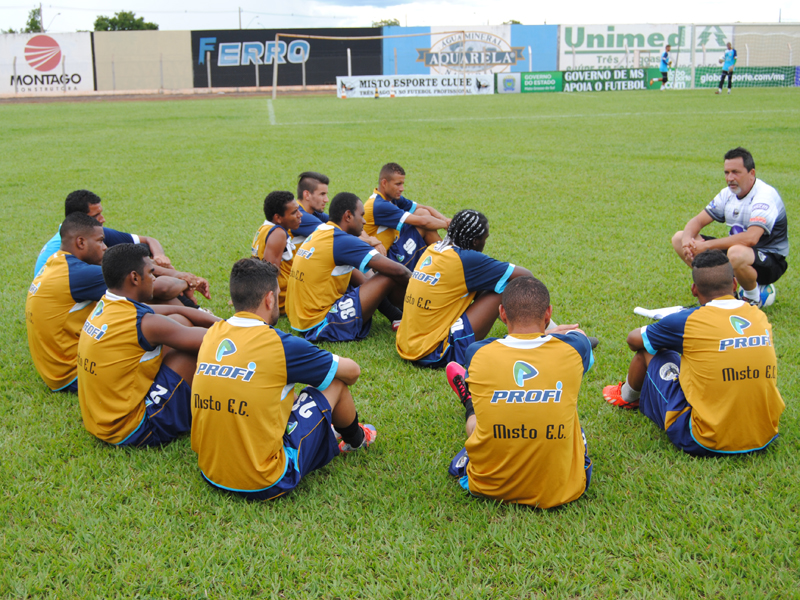 Paulo Melo se apresentou à equipe durante treino de ontem - Elias Dias/JP