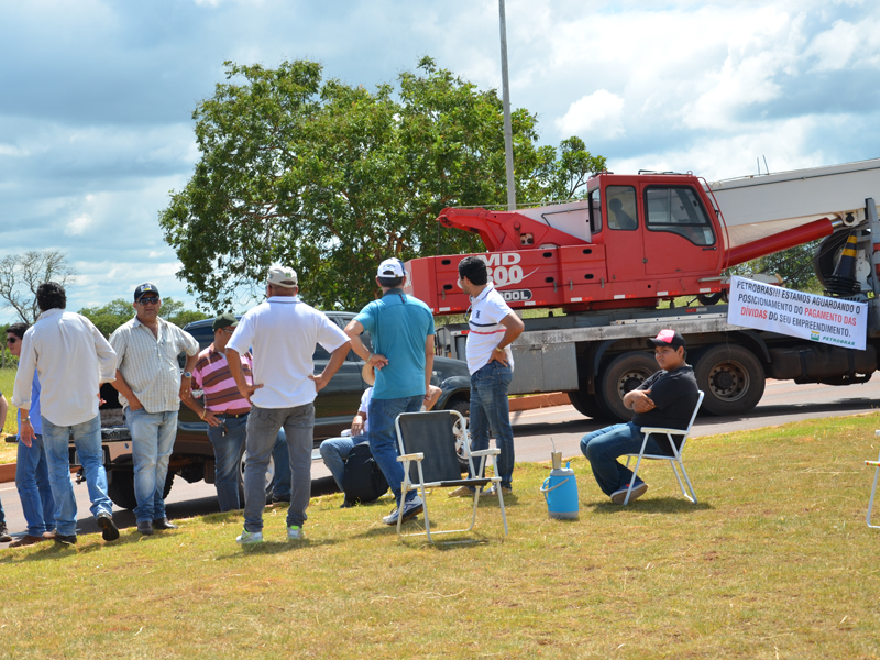 Empresários protestam em frente ao canteiro de obras da UFN III - Cláudio Pereira/JP