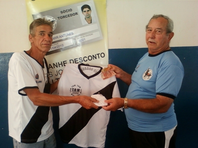 Miro (dir.), entregando kit de sócio-torcedor do Misto, no ano passado -