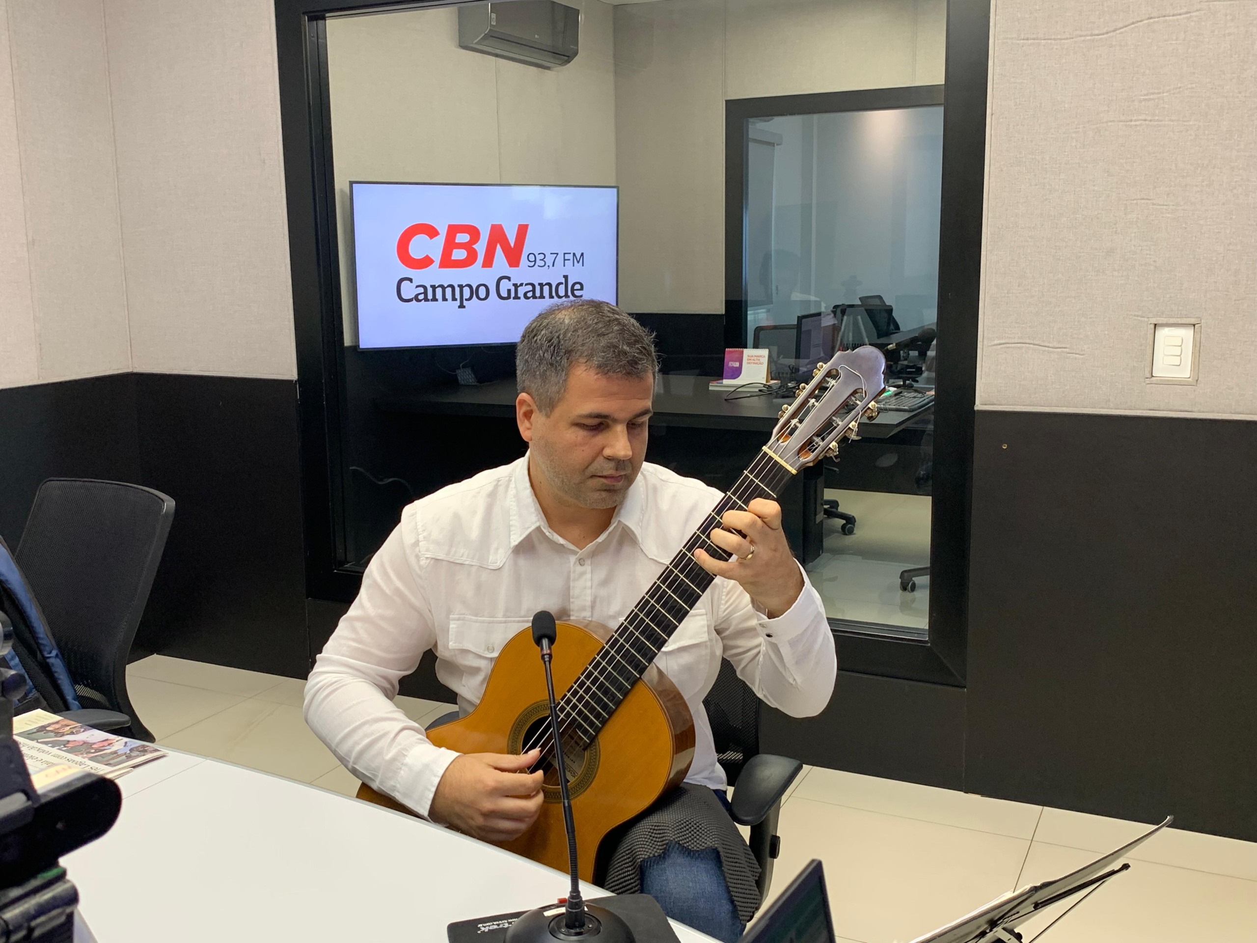 Músico, André Porto, no estúdio da Rádio CBN CG nesta sexta-feira (18)