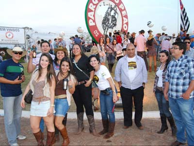 Foram 42 pessoas de Três Lagoas para a Festa do Peão - Foram 42 pessoas de Três Lagoas para a Festa do Peão -