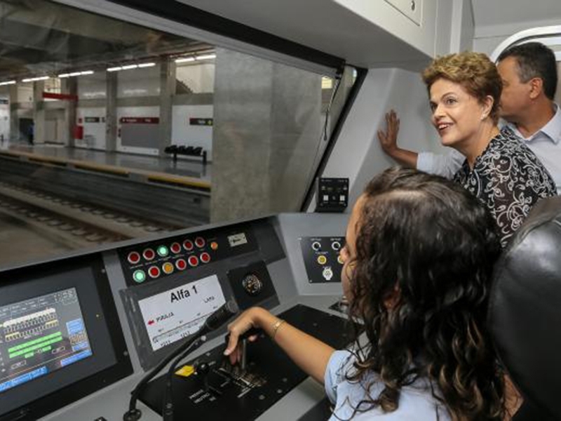 Presidenta Dilma Rousseff durante cerimônia de inauguração da Estação Pirajá e do trecho Bom Juá-Pirajá, do Sistema Metroviário de Salvador e Lauro de Freitas - Roberto Stuckert Filho/PR Presidenta Dilma Rousseff durante cerimônia de inauguração da Estação Pirajá e do trecho Bom Juá-Pirajá, do Sistema Metroviário de Salvador e Lauro de Freitas - Roberto Stuckert Filho/PR