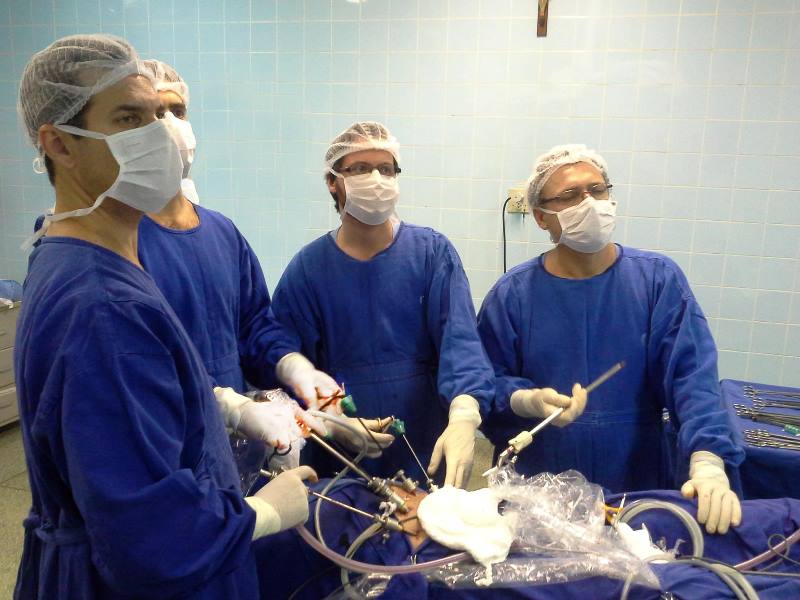 O urologista Rafael Tibryçá (primeiro à esquerda), durante cirugia realizada com uma equipe de médicos no Hospital Auxiliadora - Divulgação/Hospital Auxiliadora