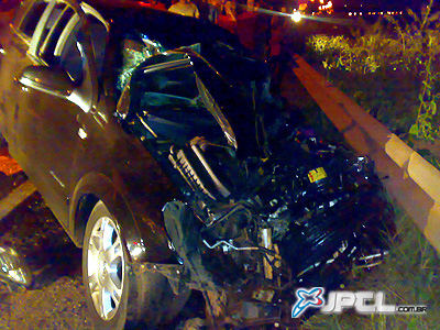 Carro e caminhão bateram de frente em uma curva existente ainda no aterro da Cesp -