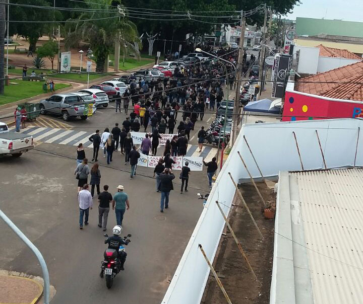 Em Paranaíba os manifestantes fazem caminhada pacífica e manifestação com faixas e cartazes. - Talita Matsushita/JP News