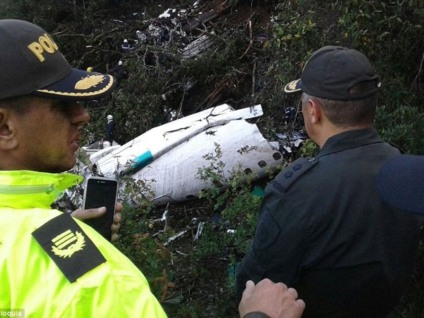 Policiais examinam estroços do avião que que levava equipe da Chapecoense para Medellín - Arquivo/Divulgação/Colômbia