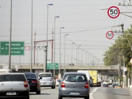 Pistas locais das marginais Pinheiros e Tietê tiveram sua velocidade reduzida para 50 km/h - Marcelo Camargo/Agência Brasil